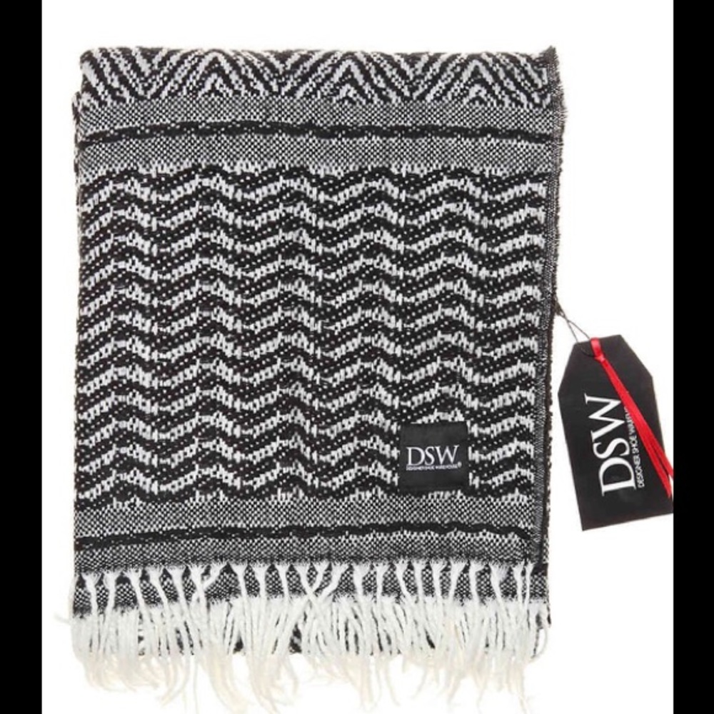 Super soft patterned blanket! Brand new in package - Picture 2 of 8